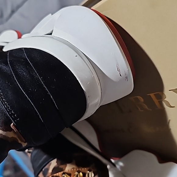 Christian Louboutin - Picture 6 of 8